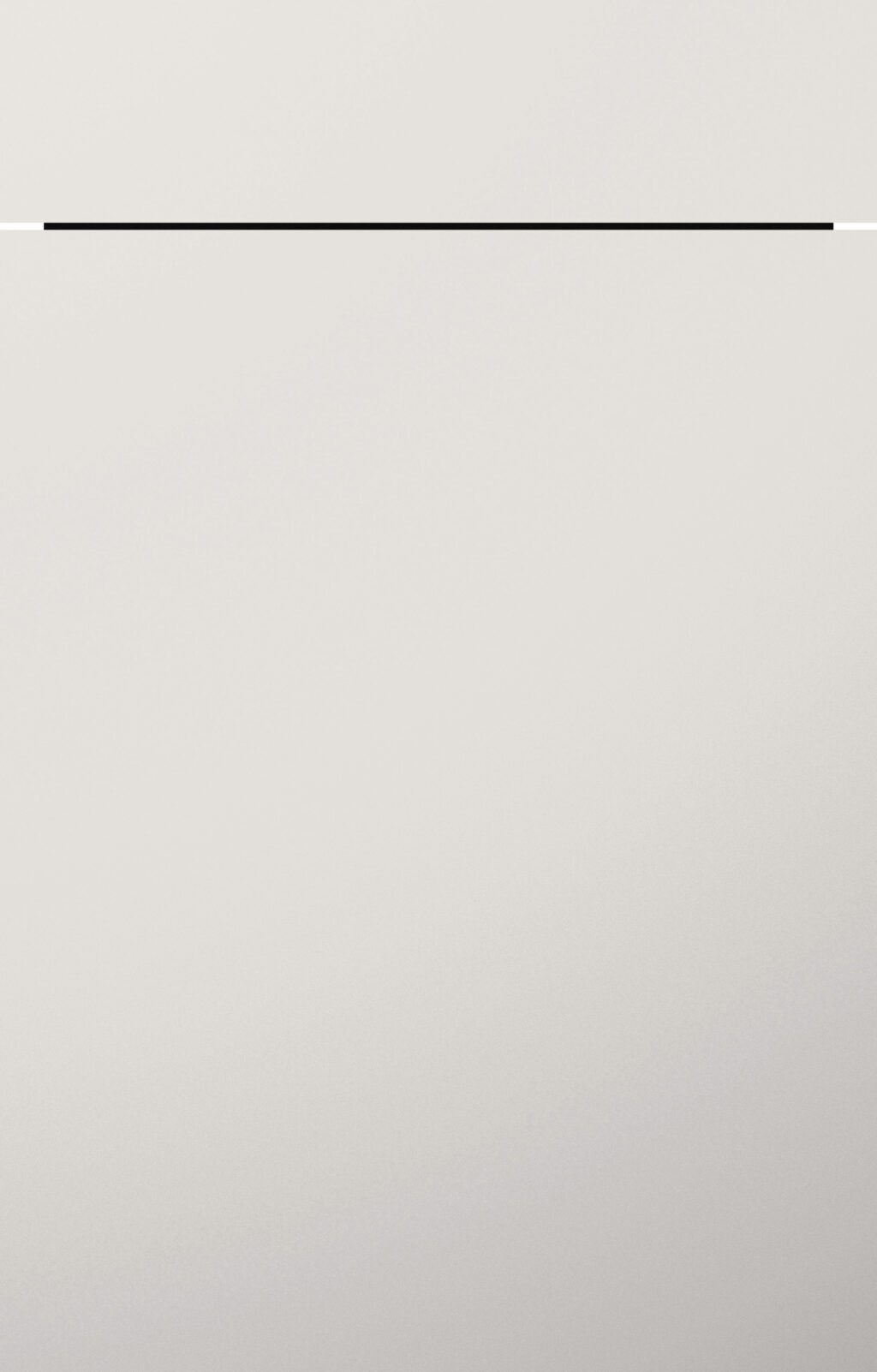 Nahaufnahme einer Küchenfront in mattem Satin-Beige mit minimalistischer schwarzer Griffleiste.