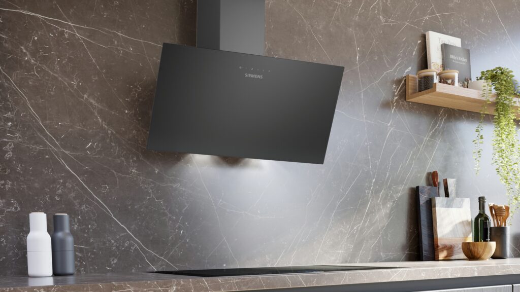 Schwarze Siemens Kopffrei-Dunstabzugshaube vor einer dunklen Marmor-Rückwand mit Beleuchtung.