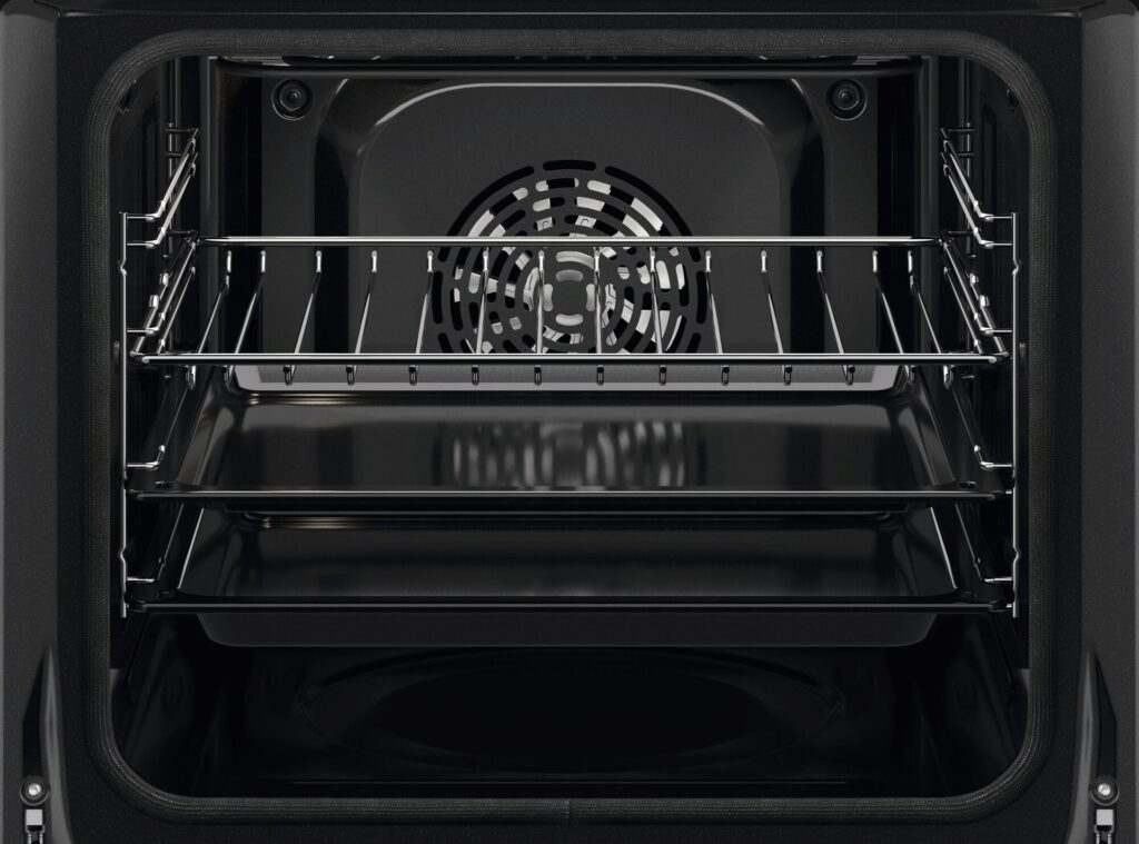 Innenansicht eines AEG Backofens mit Backblechen in einer modernen Küche.