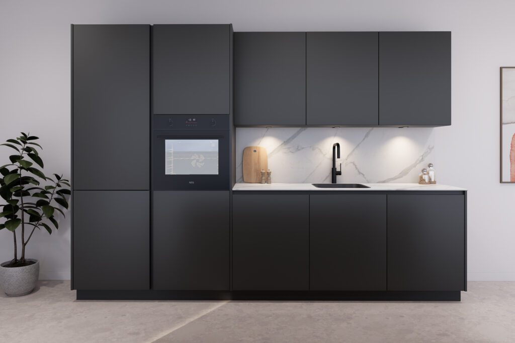 Frontalansicht einer minimalistischen anthrazitfarbenen Küchenzeile mit Marmor-Spritzschutz.
