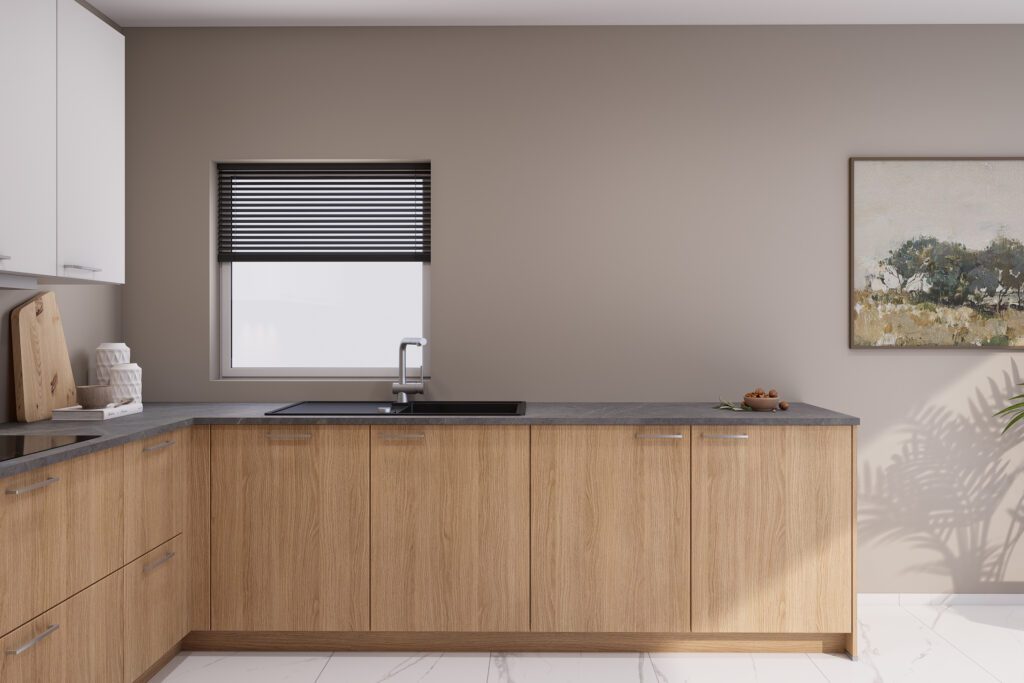 Küchenzeile mit Spüle und Fenster in Eiche-Optik