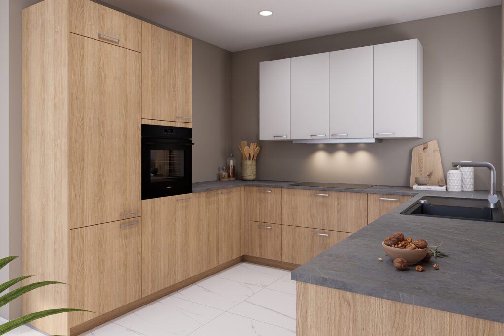 Moderne U-Küche in Eichenoptik mit deckenhohen Vorratsschränken, integriertem Backofen und weißen Oberschränken.