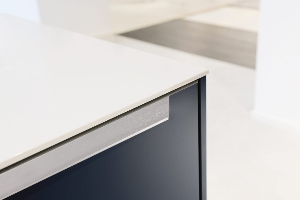 Moderne Griffleiste in Edelstahlfarben gebürstet