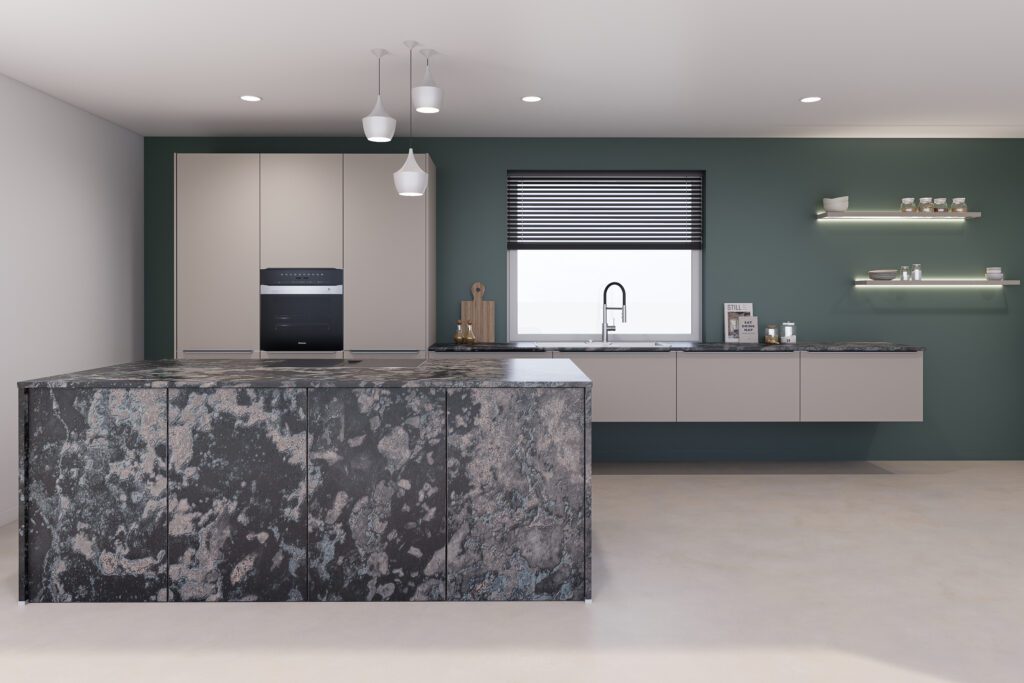 Moderne Küche mit dunkler Naturstein-Insel, beigen Schränken und waldgrüner Wand.