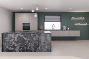 Moderne Küche mit dunkler Naturstein-Insel, beigen Schränken und waldgrüner Wand.