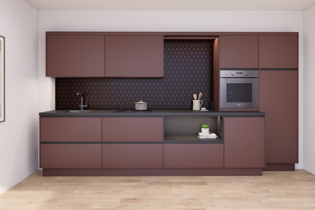 Einzeilige Küche in mattem Weinrot mit geometrischer Rückwand und hellem Holzboden.