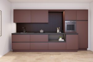 Einzeilige Küche in mattem Weinrot mit geometrischer Rückwand und hellem Holzboden.