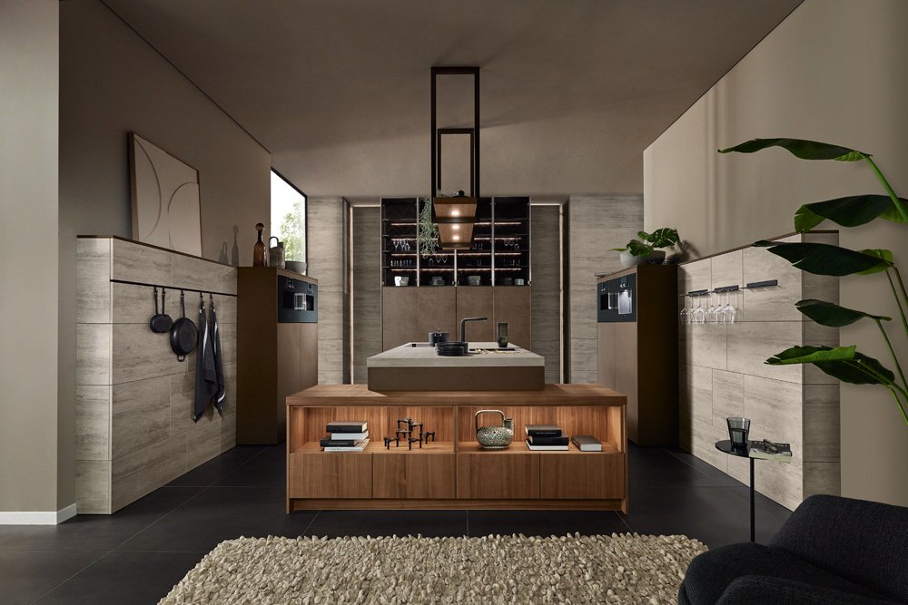 Designer-Küche in Erdtönen mit Nussbaum-Akzenten und einer zentralen Kochstation.