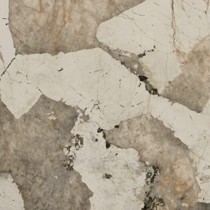 Großflächig geadertes Dekton Khalo Dekor in Creme, Braun und Grau mit glänzender Finish-Optik
