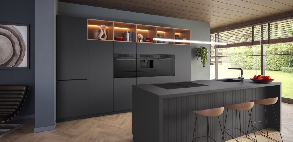 Luxuriöse dunkle Design-Küche mit eingebauter Bosch Backofen- und Kaffeevollautomat-Hochschrankzeile, Kücheninsel und Parkettboden.